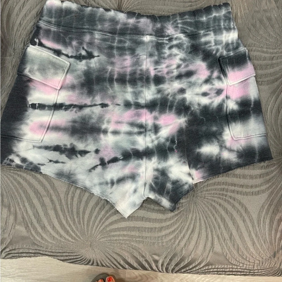 Victoria Secret Pink Shorts only worn one time in Great Condition Size S - Picture 3 of 5